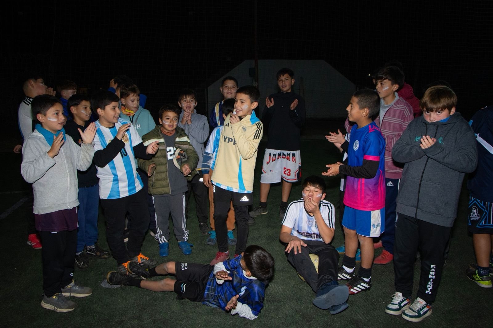 Una tarde de deporte, juegos y alegría en la previa del debut de Argentina