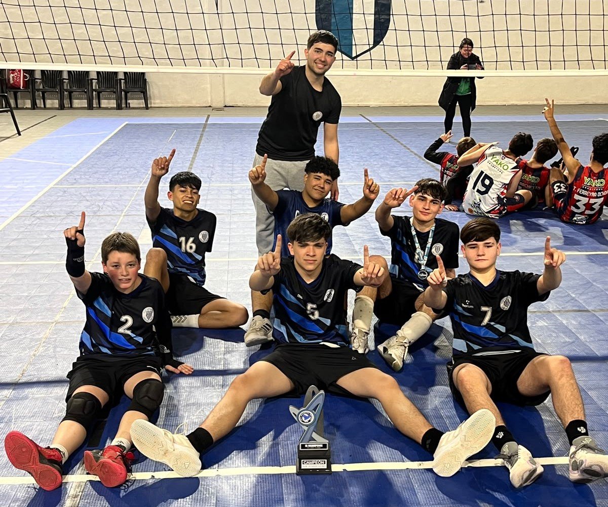 La Municipalidad reconoció al equipo de vóley Sub 16 del Club Sarmiento por su consagración en la Copa Argentina