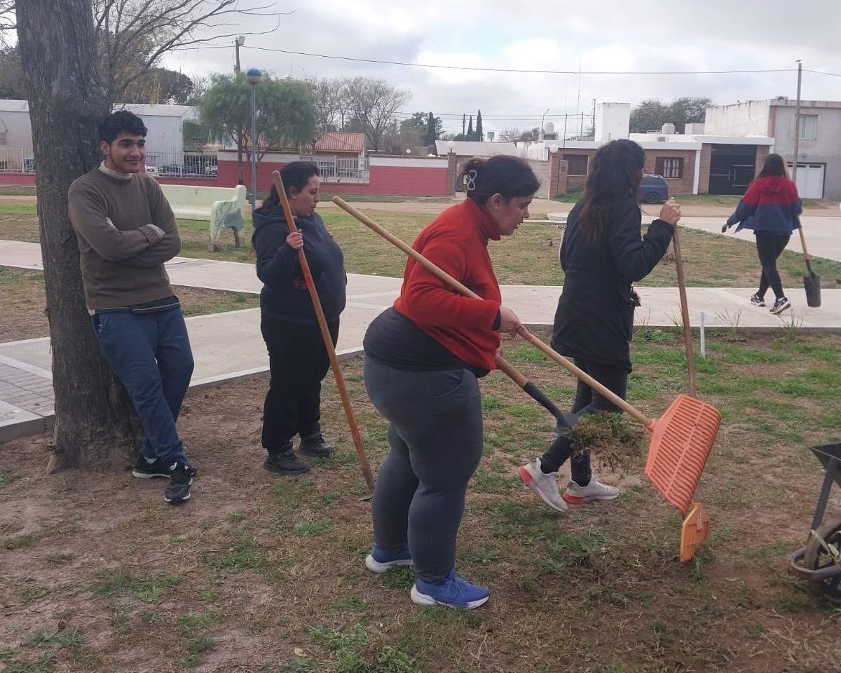 "Senderos": jóvenes del Centro de Día Alas construyen un espacio verde para toda la comunidad
